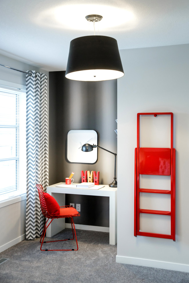 Exempel på ett modernt arbetsrum, med grå väggar, heltäckningsmatta och ett fristående skrivbord