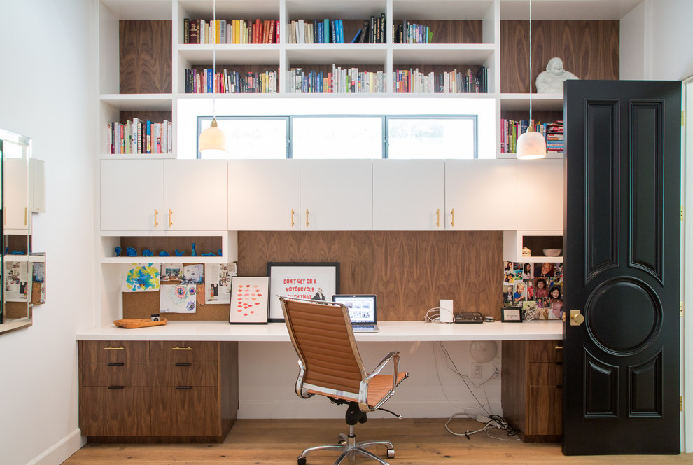 Immagine di un ufficio tradizionale con pareti bianche, parquet scuro, nessun camino, scrivania incassata e pavimento beige