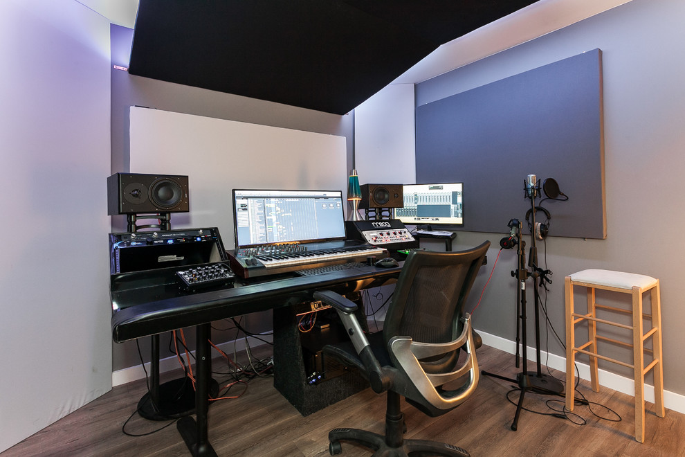 Exemple d'un petit bureau chic de type studio avec parquet clair, un mur gris, un bureau indépendant et un sol marron.