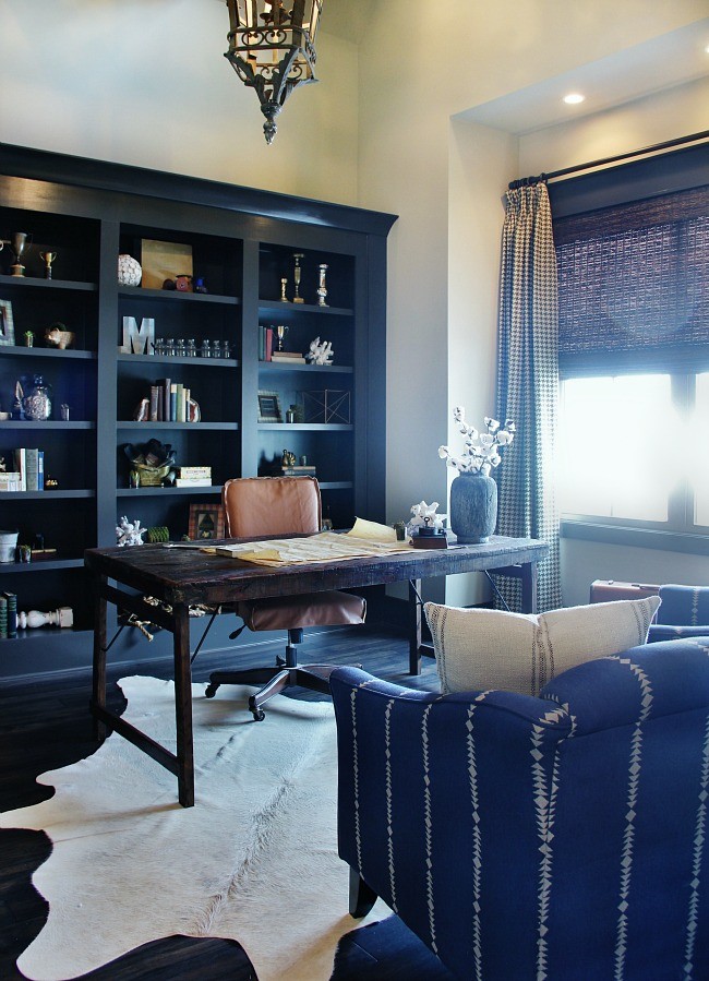アトランタにある広いトラディショナルスタイルのおしゃれな書斎 (ベージュの壁、濃色無垢フローリング、暖炉なし、自立型机、黒い床) の写真