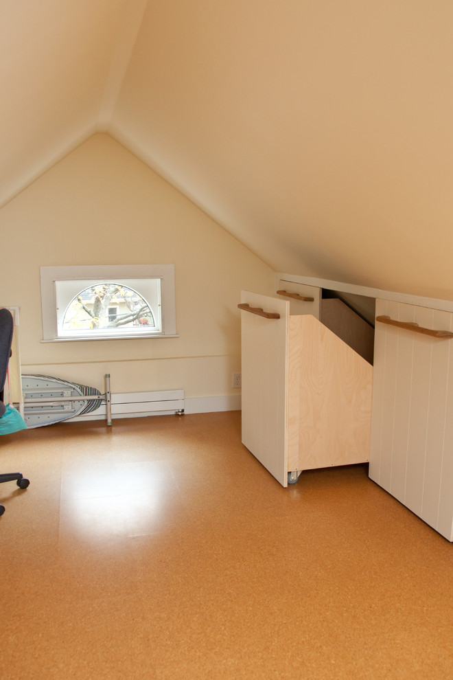Example of a classic home office design in Boston