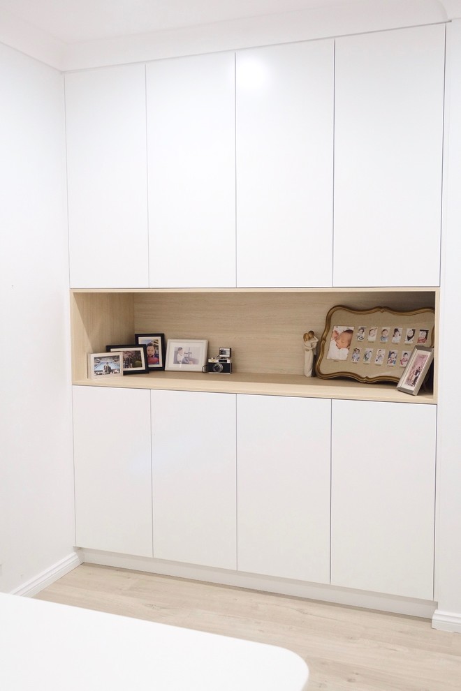 Réalisation d'un bureau minimaliste de taille moyenne avec un mur blanc, sol en stratifié, un bureau indépendant et un sol beige.