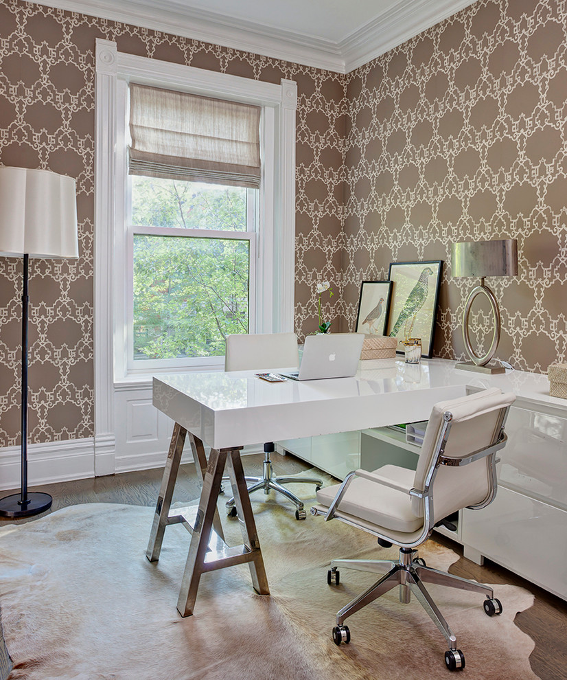 Klassisches Arbeitszimmer mit Arbeitsplatz, bunten Wänden, braunem Holzboden und Einbau-Schreibtisch in Chicago