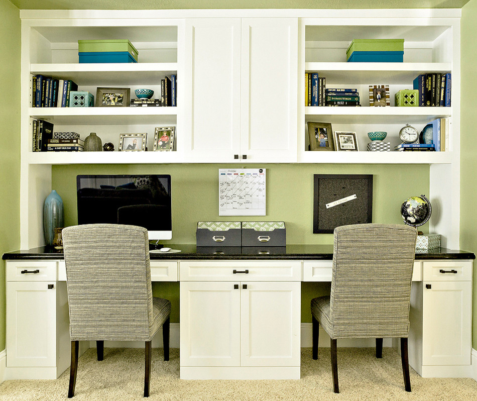 Aménagement d'un grand bureau classique avec un mur vert, moquette et un bureau intégré.
