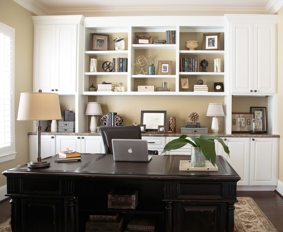 Idee per un ufficio chic di medie dimensioni con pareti beige, parquet scuro e scrivania autoportante