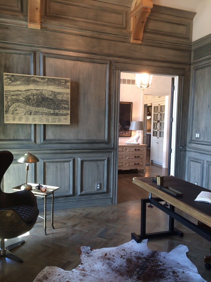 Foto de despacho tradicional grande sin chimenea con paredes grises, suelo de madera oscura y escritorio independiente