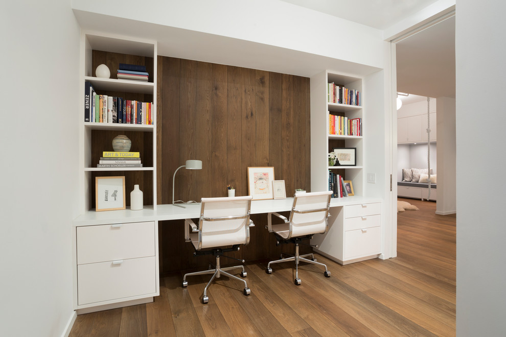Esempio di un grande ufficio minimal con pareti bianche, pavimento in legno massello medio, nessun camino, scrivania incassata e pavimento beige