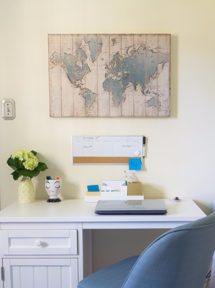 Foto di un piccolo ufficio con pareti gialle, moquette, scrivania autoportante e pavimento beige