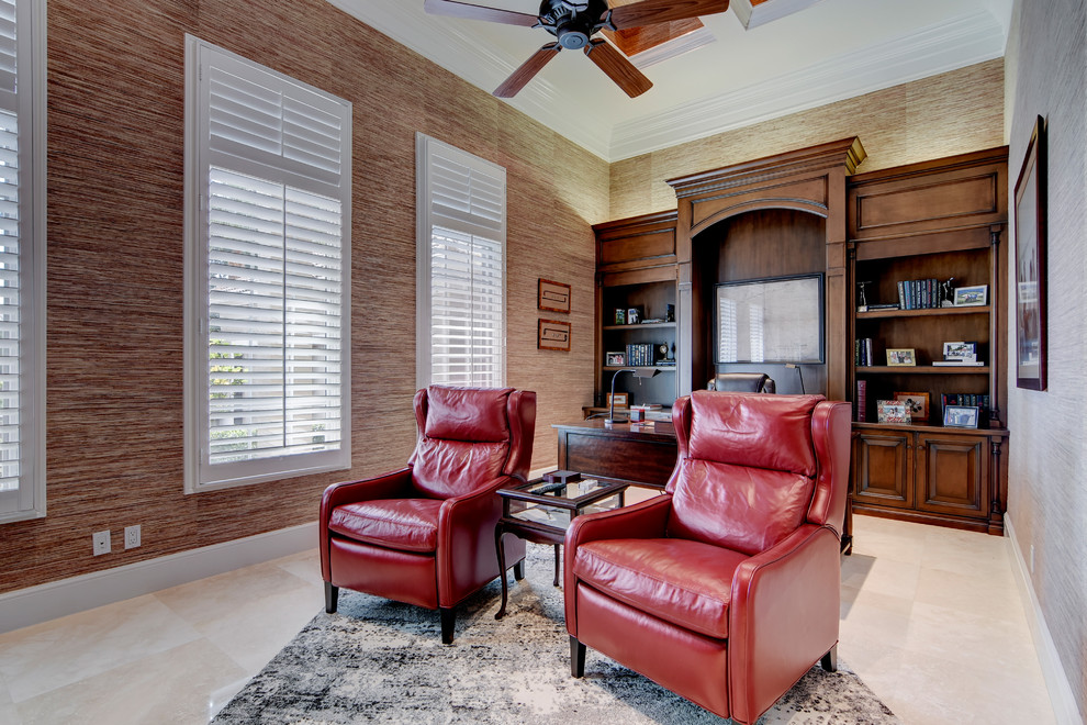 マイアミにある高級な中くらいなトランジショナルスタイルのおしゃれな書斎 (茶色い壁、大理石の床、暖炉なし、自立型机) の写真