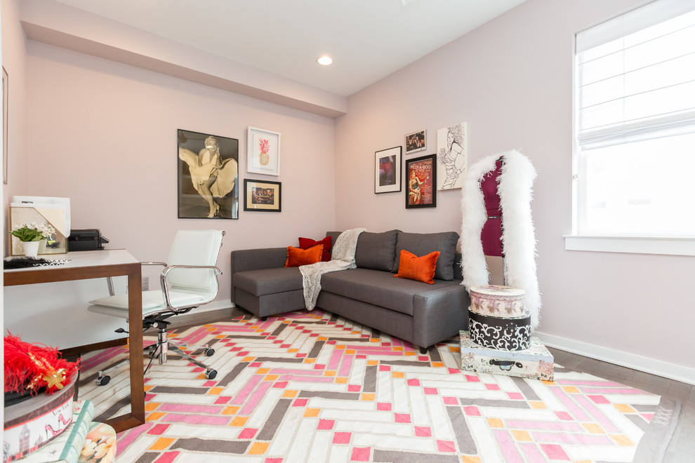 フィラデルフィアにある高級な中くらいなモダンスタイルのおしゃれな書斎 (ピンクの壁、無垢フローリング、自立型机、ピンクの床) の写真