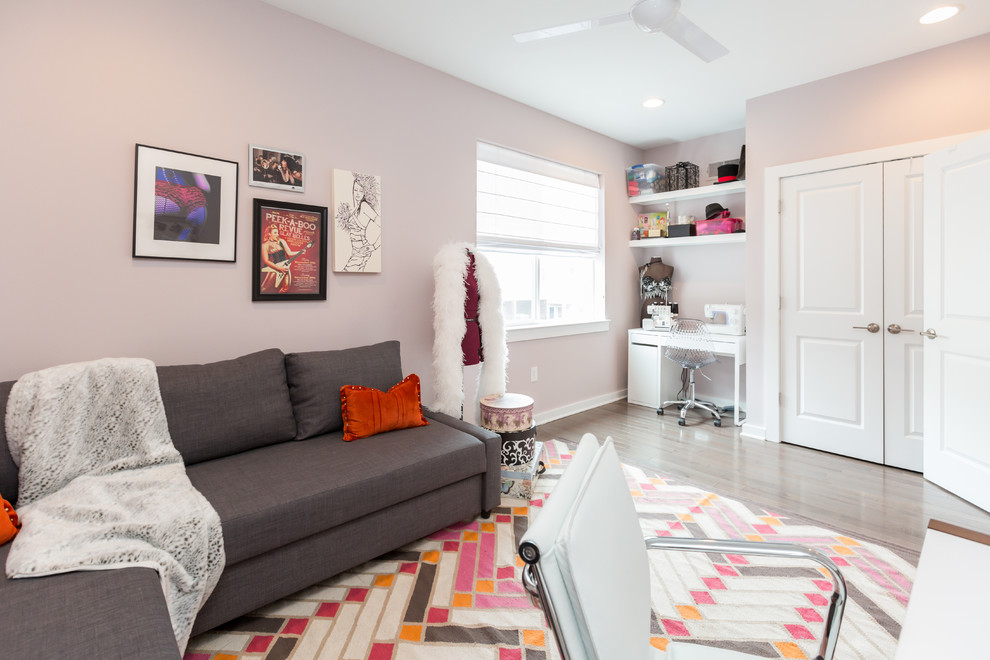 Idée de décoration pour un bureau minimaliste de taille moyenne avec un mur rose, un sol en bois brun, un bureau indépendant et un sol marron.