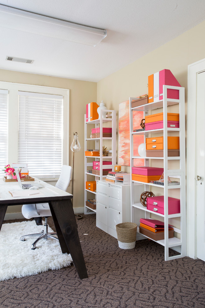 Immagine di un piccolo ufficio boho chic con pareti beige, moquette e scrivania autoportante