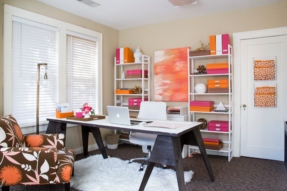 Idee per un piccolo ufficio boho chic con pareti beige, moquette e scrivania autoportante