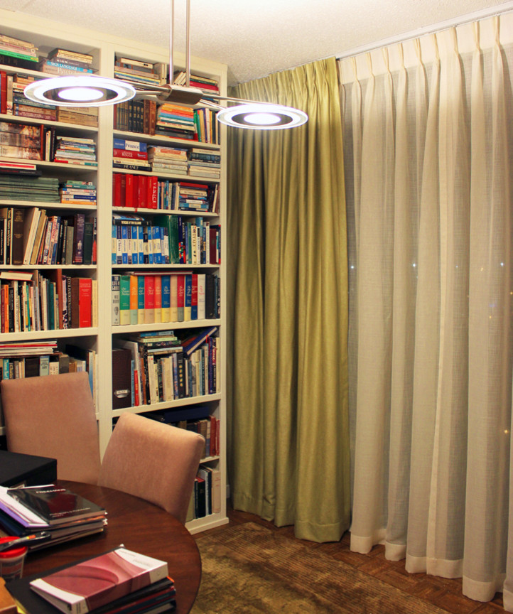 Ejemplo de despacho retro de tamaño medio sin chimenea con biblioteca, suelo de madera oscura, escritorio independiente y suelo marrón