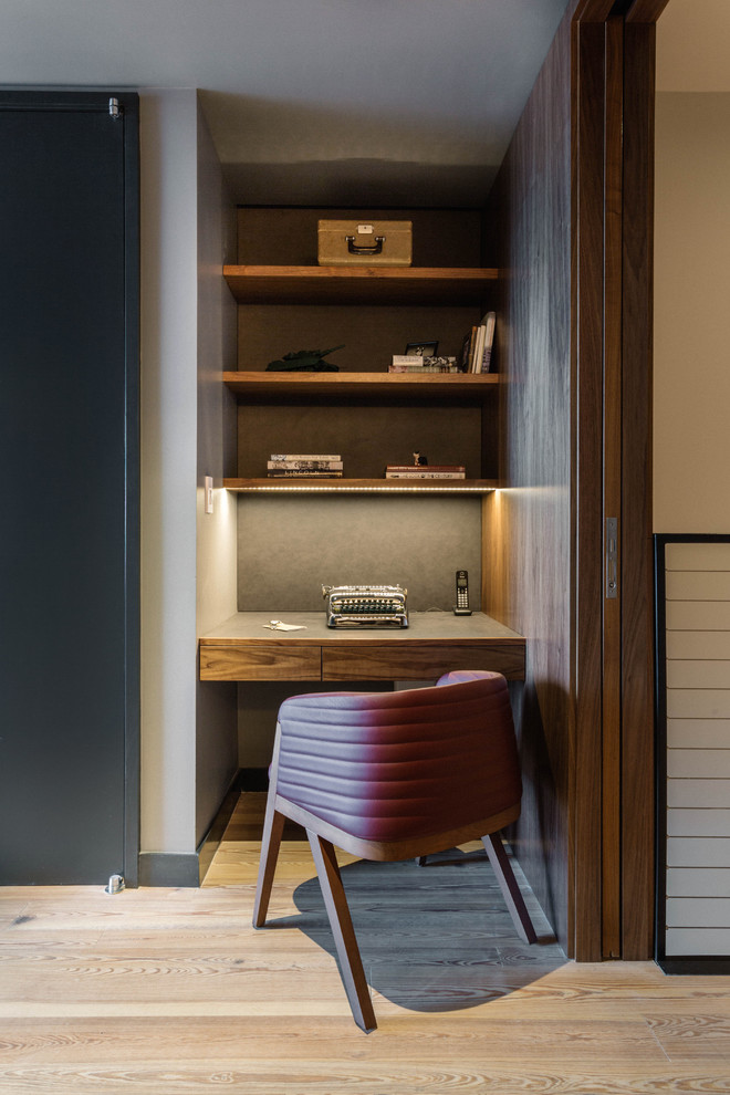 Inspiration för små moderna hemmabibliotek, med grå väggar, ljust trägolv, beiget golv och ett inbyggt skrivbord