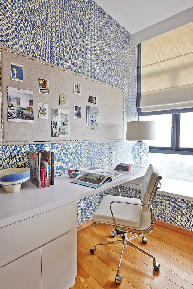 Immagine di un ufficio classico con pareti blu, parquet chiaro e scrivania incassata
