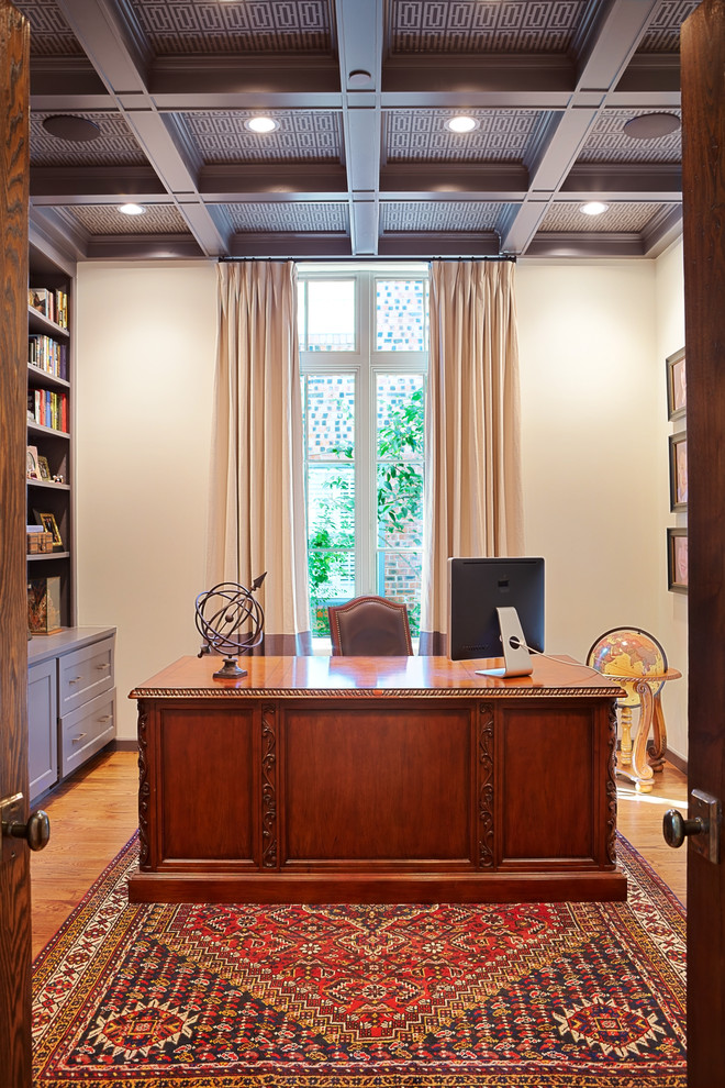 Inspiration för ett mellanstort medelhavsstil hemmabibliotek, med vita väggar, mellanmörkt trägolv och ett fristående skrivbord