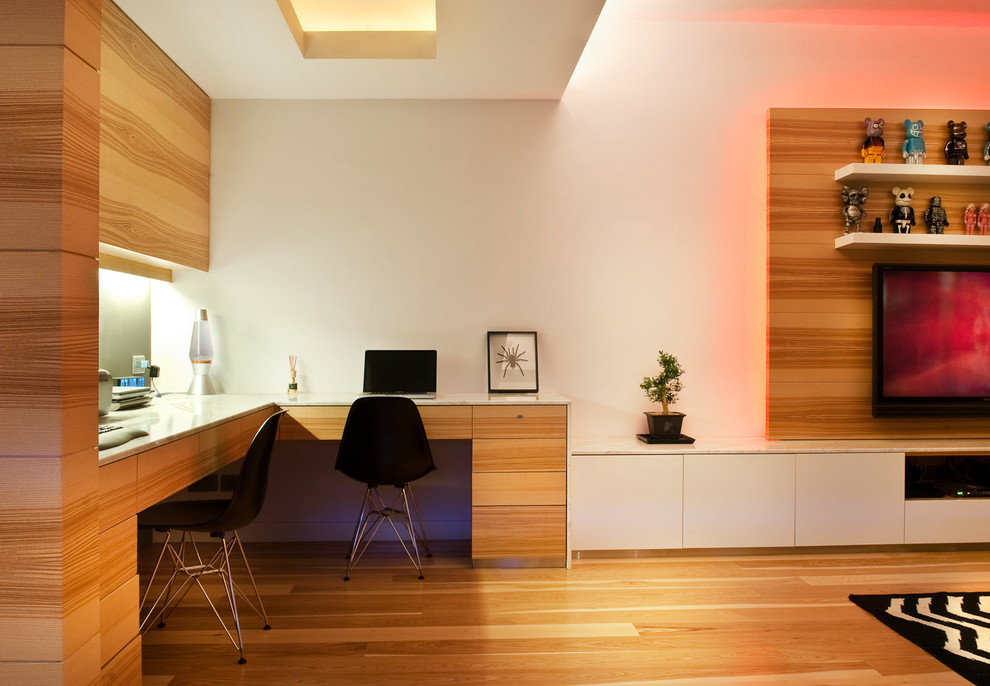 Idées déco pour un petit bureau contemporain avec un mur blanc, un sol en bois brun et un bureau intégré.