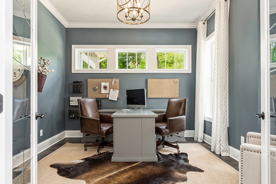 Стильный дизайн: кабинет среднего размера в стиле неоклассика (современная классика) с синими стенами, темным паркетным полом, отдельно стоящим рабочим столом и коричневым полом - последний тренд