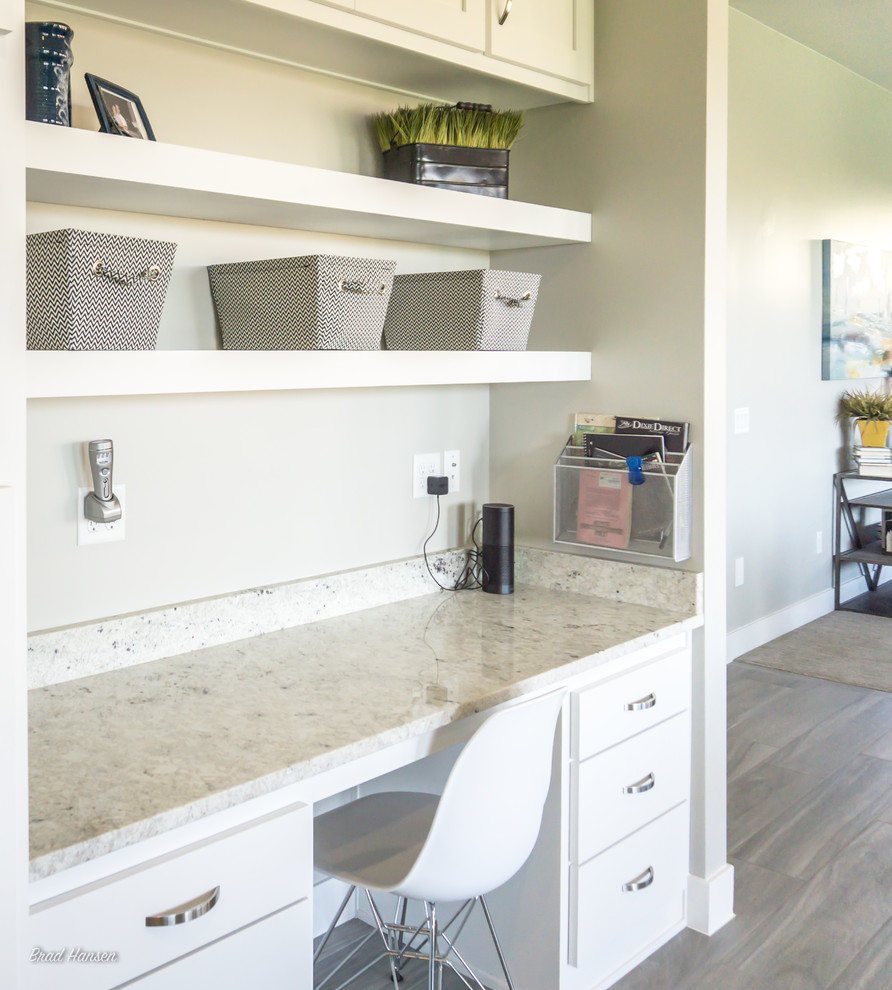 Idée de décoration pour un petit bureau minimaliste avec un mur beige, parquet clair, aucune cheminée, un bureau intégré et un sol marron.