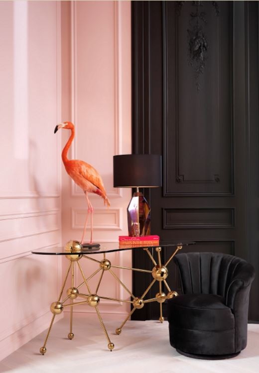 Пример оригинального дизайна: кабинет в стиле неоклассика (современная классика) с розовыми стенами и отдельно стоящим рабочим столом