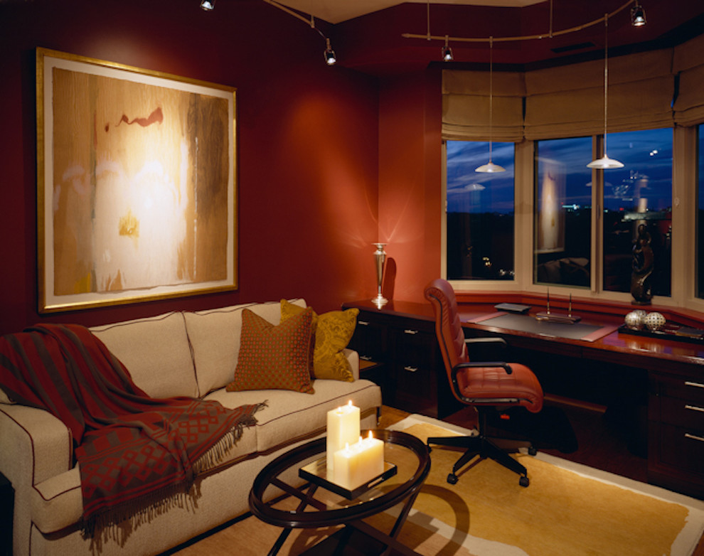 Imagen de despacho tradicional con paredes rojas y escritorio empotrado