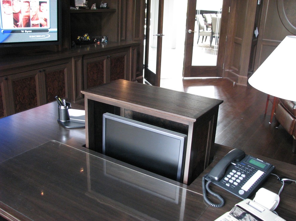 Diseño de despacho clásico renovado de tamaño medio sin chimenea con paredes marrones, suelo de madera oscura y escritorio independiente