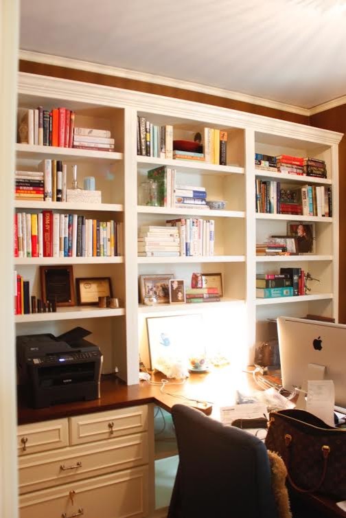 デンバーにある中くらいなトラディショナルスタイルのおしゃれなホームオフィス・書斎 (造り付け机、茶色い壁) の写真