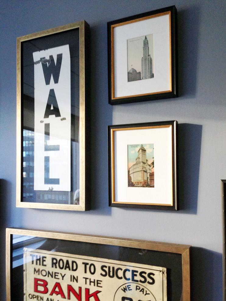 Idée de décoration pour un bureau bohème de taille moyenne avec un mur bleu et cheminée suspendue.