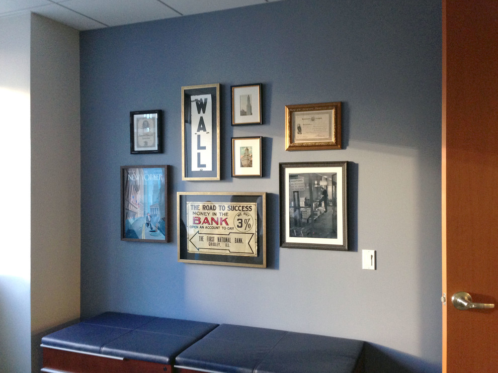 Ejemplo de despacho tradicional renovado de tamaño medio con paredes azules y chimeneas suspendidas