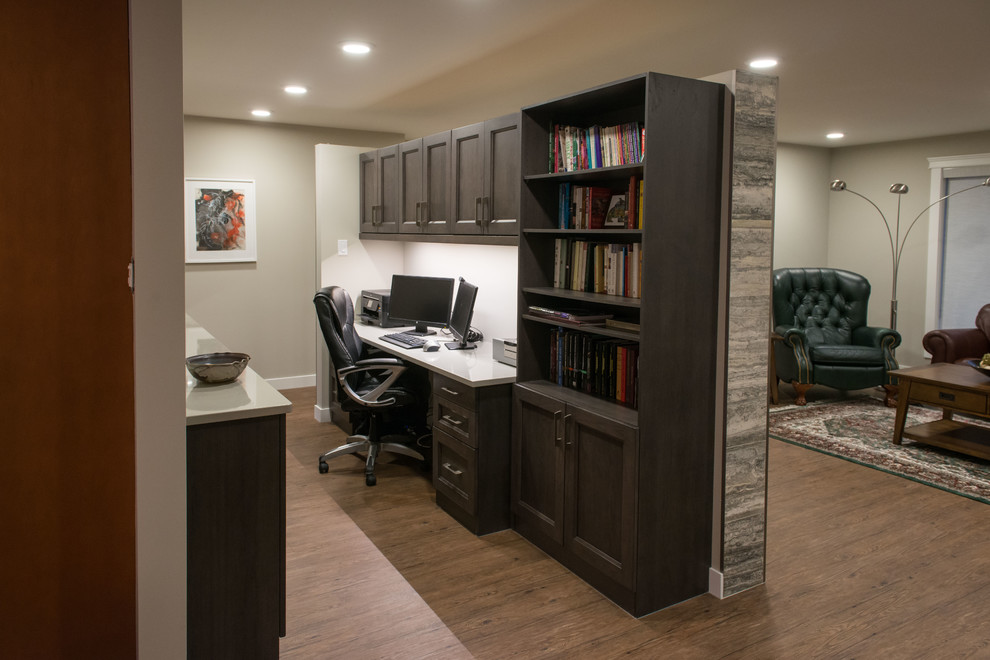 Immagine di uno studio chic con pareti beige, pavimento in vinile e scrivania incassata