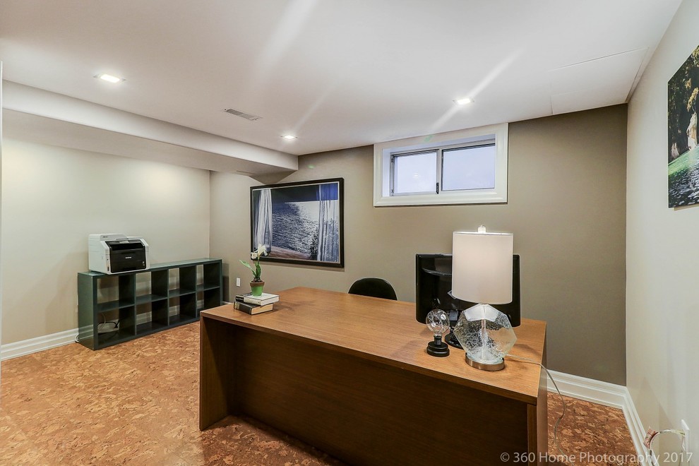 Foto di un ufficio minimalista di medie dimensioni con pareti grigie, pavimento in sughero, scrivania autoportante e pavimento marrone