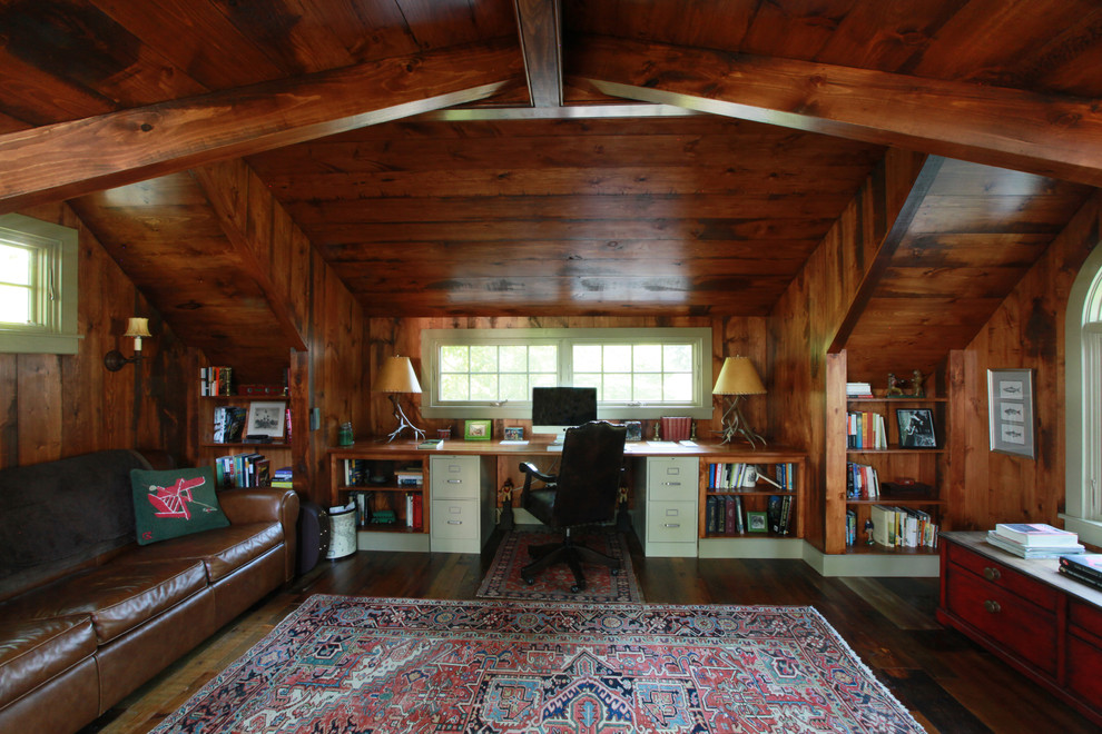Mittelgroßes Rustikales Arbeitszimmer mit Arbeitsplatz, brauner Wandfarbe, dunklem Holzboden und Einbau-Schreibtisch in Philadelphia