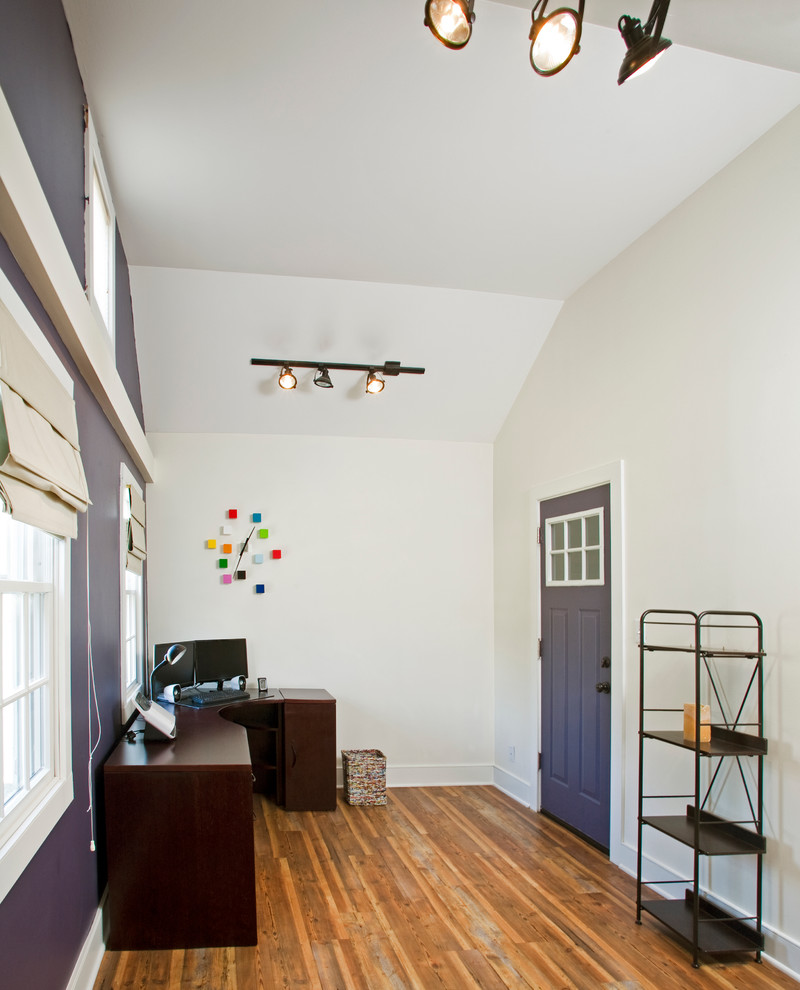 Inspiration pour un bureau rustique de taille moyenne avec un mur violet et un bureau indépendant.