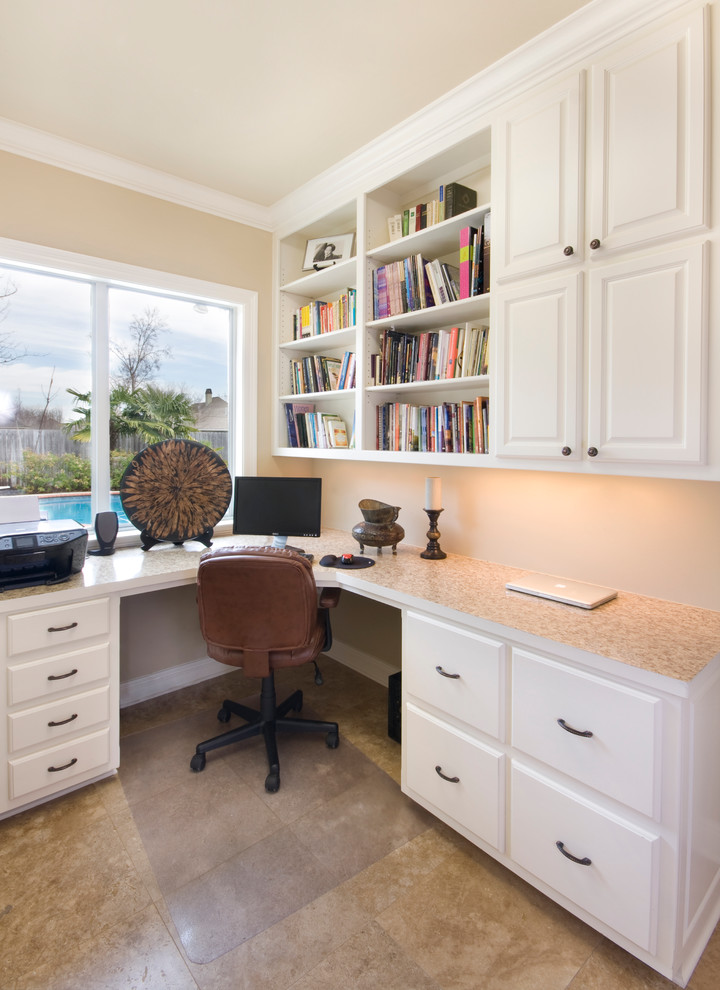 Diseño de despacho tradicional de tamaño medio con paredes beige, suelo de baldosas de cerámica y escritorio empotrado