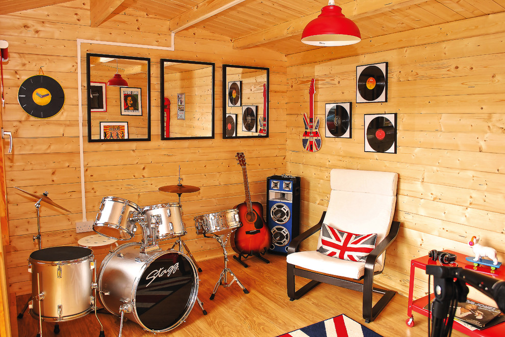 Inspiration för ett mellanstort rustikt hemmastudio, med vinylgolv