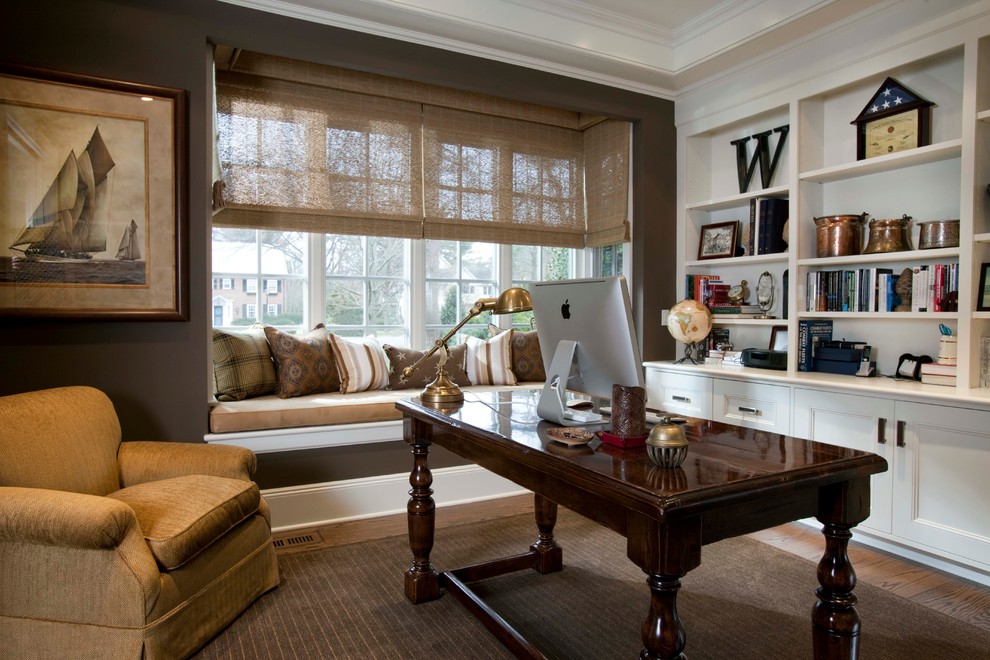 На фото: кабинет в классическом стиле с коричневыми стенами, темным паркетным полом, отдельно стоящим рабочим столом и коричневым полом