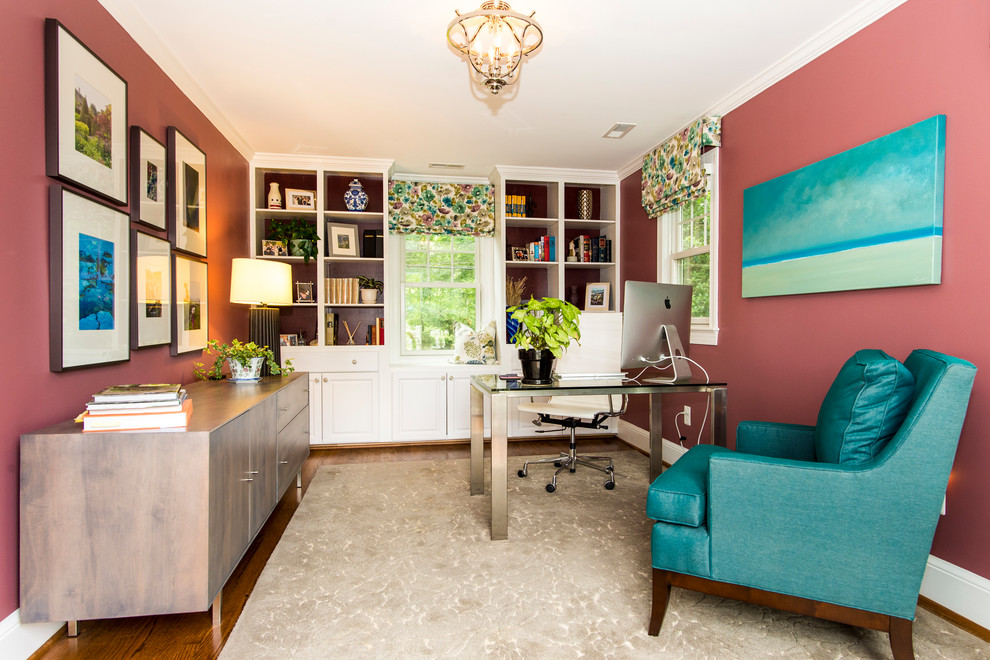 ワシントンD.C.にある中くらいなトラディショナルスタイルのおしゃれな書斎 (ピンクの壁、無垢フローリング、暖炉なし、自立型机、茶色い床) の写真