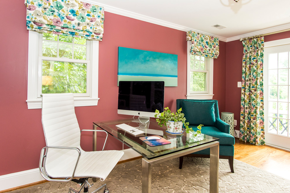 ワシントンD.C.にある中くらいなトラディショナルスタイルのおしゃれな書斎 (ピンクの壁、無垢フローリング、暖炉なし、自立型机、茶色い床) の写真