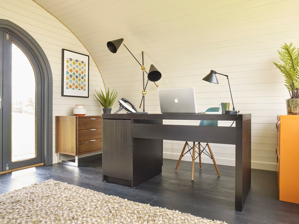 Kleines Retro Arbeitszimmer mit Arbeitsplatz, weißer Wandfarbe, Vinylboden und freistehendem Schreibtisch in Sonstige