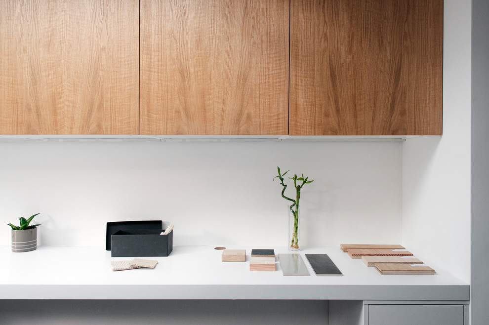 Inspiration för små minimalistiska hemmabibliotek, med skiffergolv och ett inbyggt skrivbord