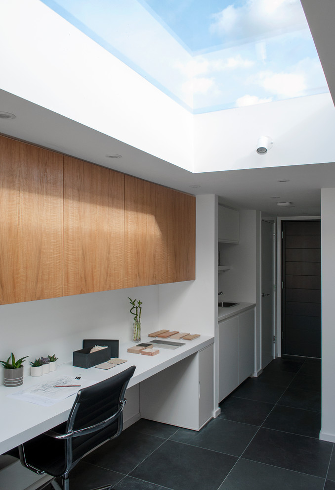 Kleines Skandinavisches Arbeitszimmer mit Arbeitsplatz, Schieferboden und Einbau-Schreibtisch in London