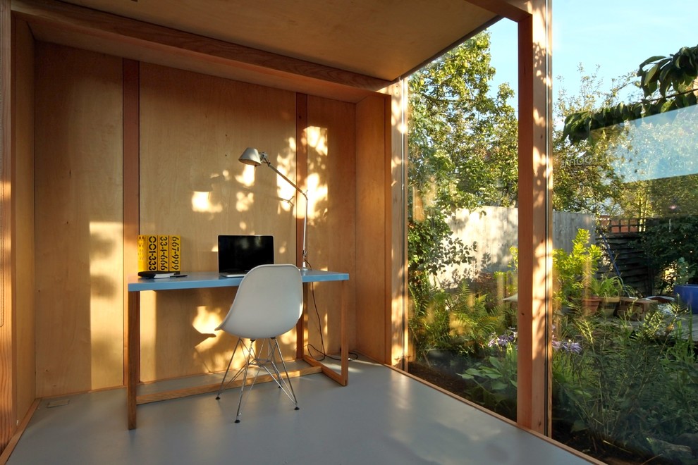 Идея дизайна: кабинет в стиле модернизм с отдельно стоящим рабочим столом
