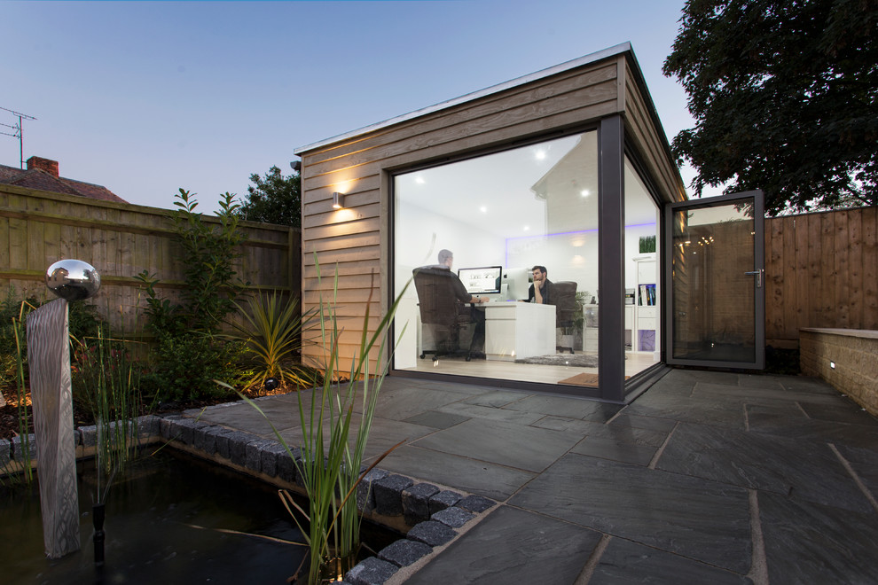 На фото: маленький кабинет в современном стиле с белыми стенами и светлым паркетным полом для на участке и в саду