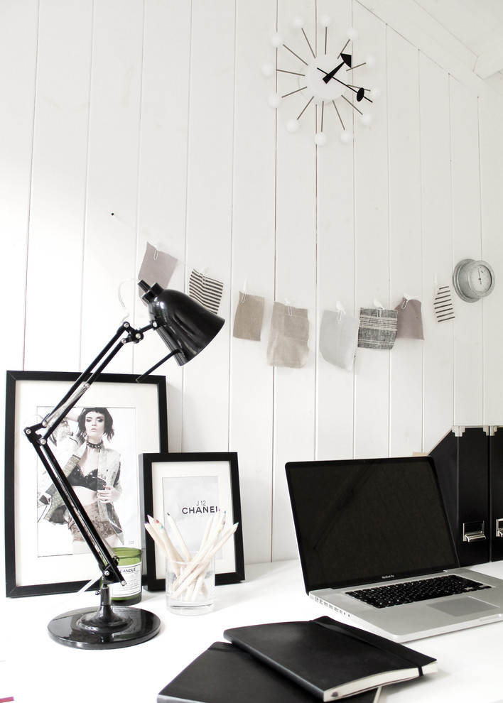Idée de décoration pour un petit bureau design avec un mur blanc et un bureau indépendant.
