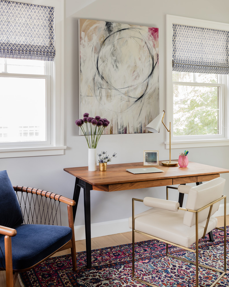 Kleines Modernes Arbeitszimmer mit freistehendem Schreibtisch, Arbeitsplatz, grauer Wandfarbe und hellem Holzboden in Boston