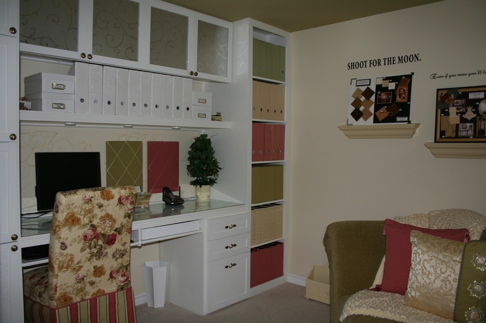 オタワにあるお手頃価格の小さなトロピカルスタイルのおしゃれなホームオフィス・書斎 (黄色い壁、カーペット敷き、造り付け机、ベージュの床) の写真