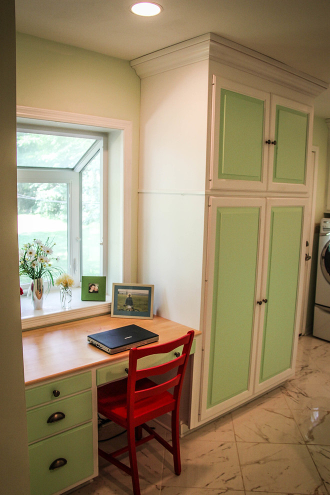 Cette image montre un petit bureau marin de type studio avec un bureau intégré, un mur bleu, un sol en marbre et un sol gris.