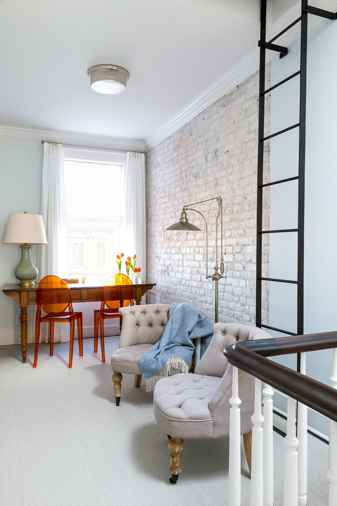 Источник вдохновения для домашнего уюта: кабинет в стиле неоклассика (современная классика) с ковровым покрытием, отдельно стоящим рабочим столом, белым полом и серыми стенами