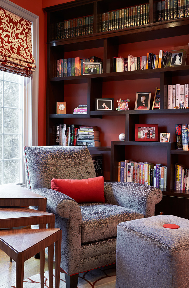 Стильный дизайн: домашняя библиотека среднего размера в классическом стиле с красными стенами, паркетным полом среднего тона, отдельно стоящим рабочим столом и коричневым полом - последний тренд